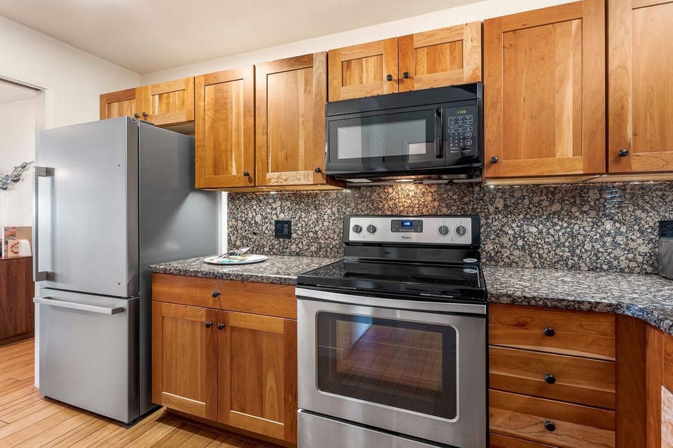 Full kitchen, well stocked with basic cooking supplies 
