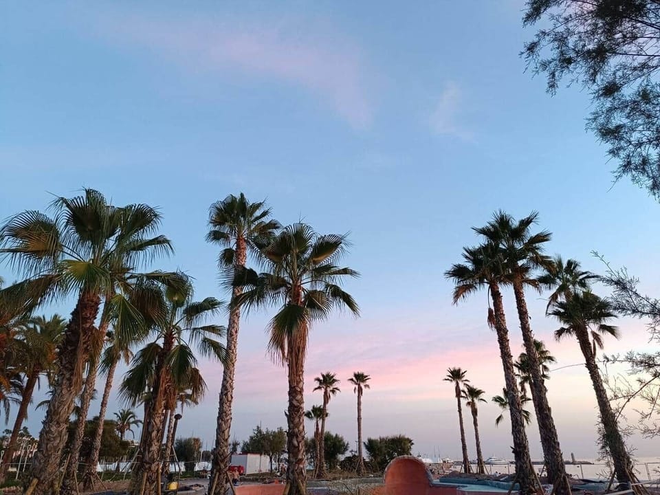 Piste cyclable,jogging, balades et couchée de soleil