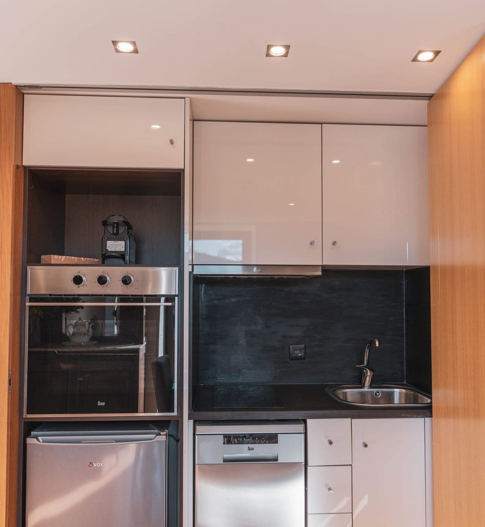 Comfort Villa | Private kitchen | Espresso maker, coffee/tea maker, electric kettle, highchair