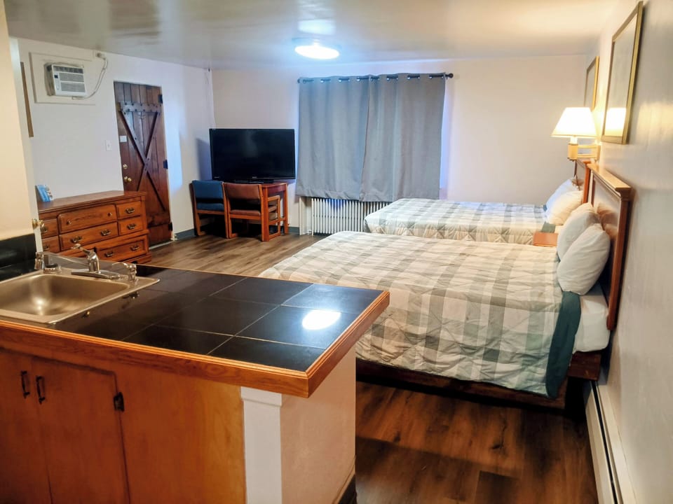 Basic Double Room | Desk, laptop workspace, free WiFi, bed sheets