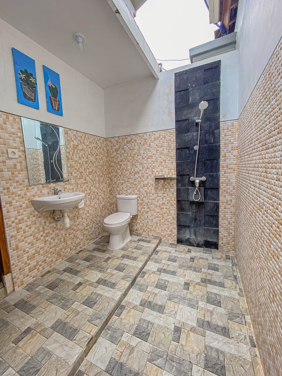 Deluxe Room | Bathroom | Shower, rainfall showerhead, towels, soap