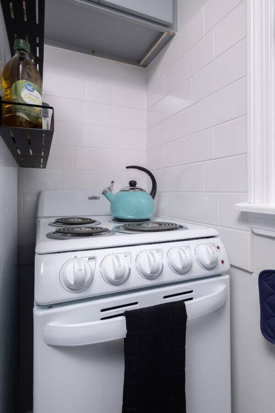Small in size, big on function. Our fully equipped kitchen features space-saving appliances and all the essentials needed to whip up a gourmet meal