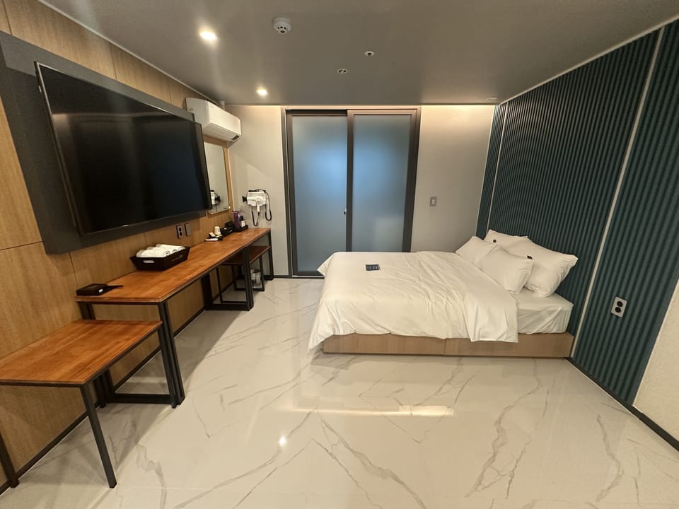Desk, laptop workspace, free WiFi