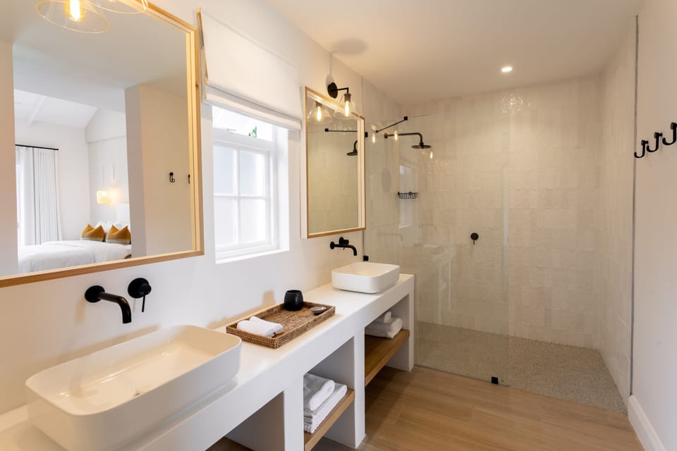 Premium Double or Twin Room | Bathroom | Shower, free toiletries, hair dryer, bathrobes