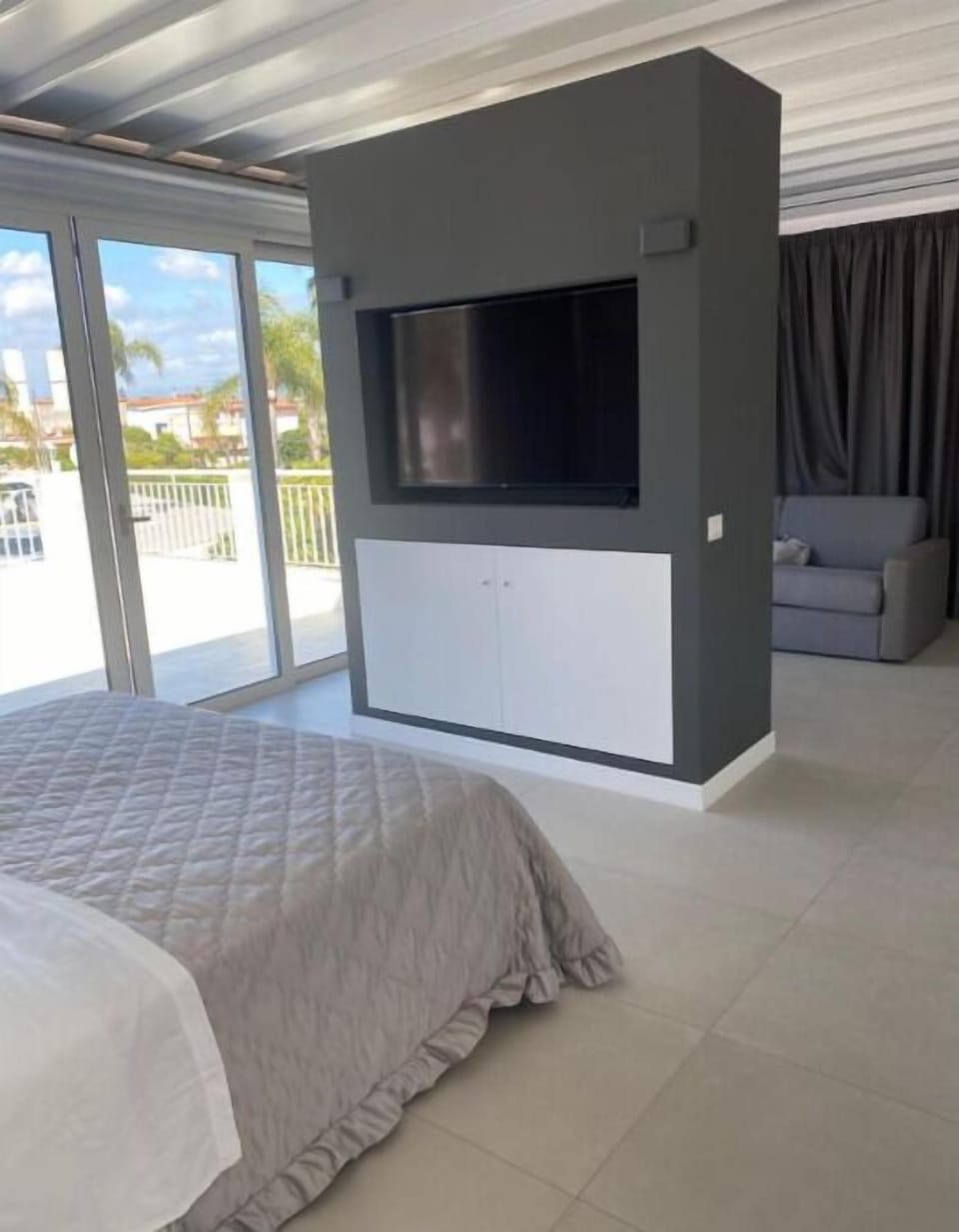 King Suite with Spa Bath | In-room safe, soundproofing, free WiFi, bed sheets