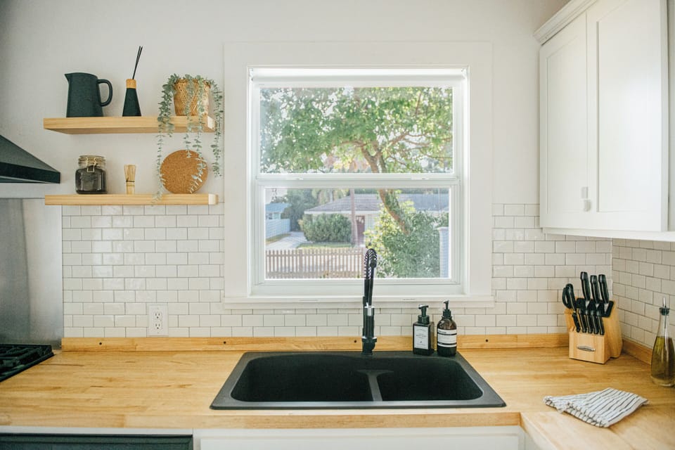 Newly renovated (2023), fully stocked kitchen with dishwasher, farmhouse sink and double-door fridge. The open-concept layout offers a seamless flow between the kitchen, dining, and living area.