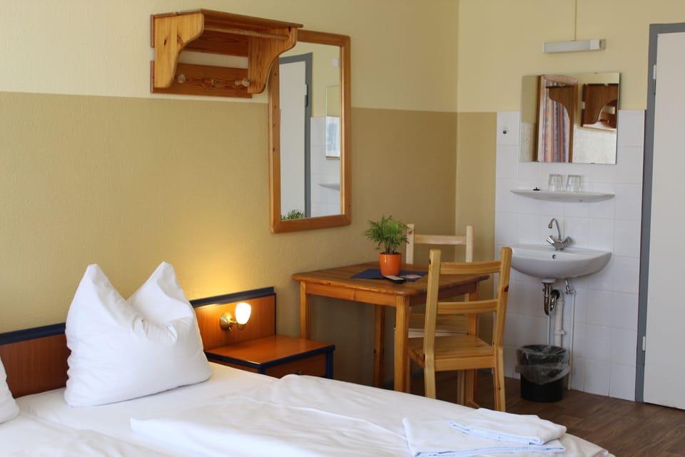 Double Room, 2 Twin Beds, Shared Bathroom | Free WiFi, bed sheets