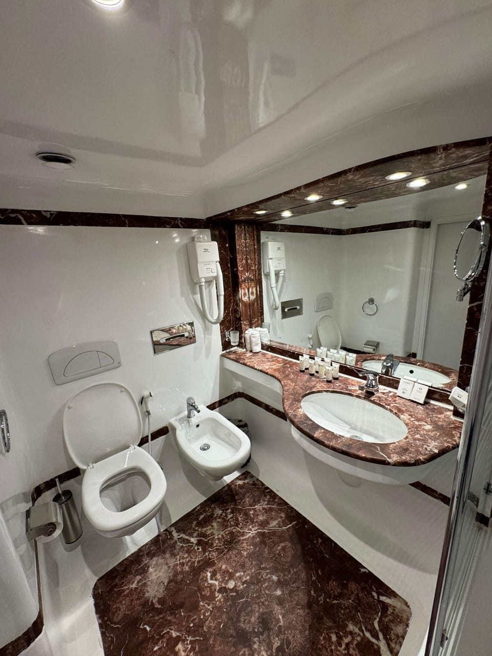 Junior Suite, River View | Bathroom | Combined shower/tub, hair dryer, slippers, towels