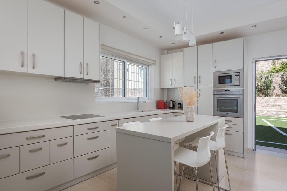 Family Villa | Private kitchen | Full-size fridge, microwave, oven, stovetop