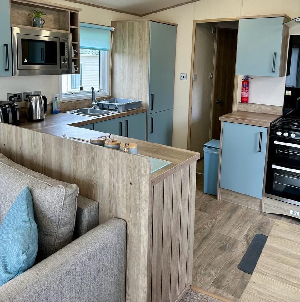 Chalet | Private kitchen | Fridge, microwave, oven, stovetop