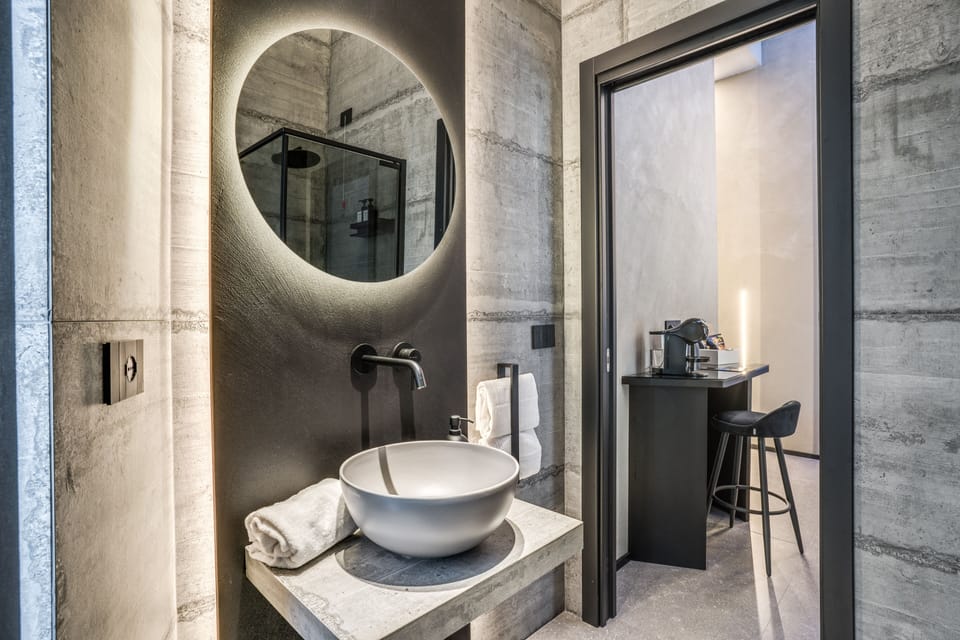 Luxury Suite | Bathroom | Hair dryer, bidet, towels, soap
