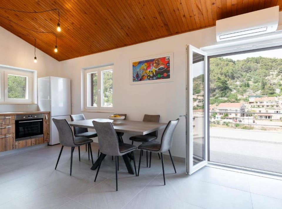 House (Four bedroom Holiday Home with Terrac) | Dining room