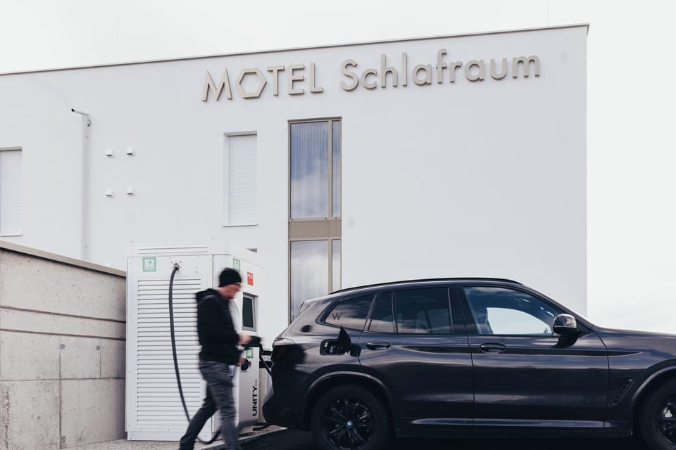 Electric vehicle charging station