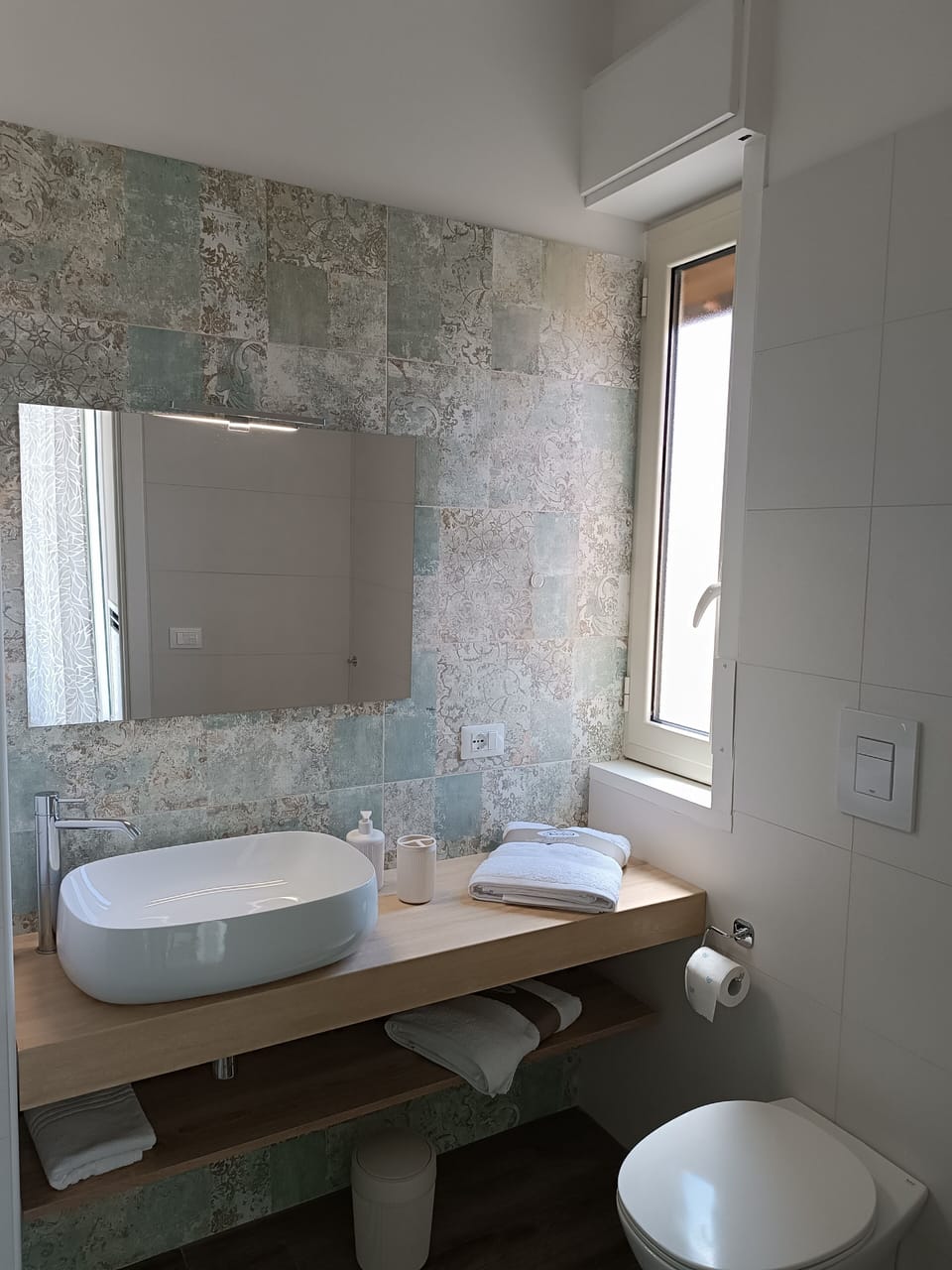 Shower, rainfall showerhead, free toiletries, hair dryer