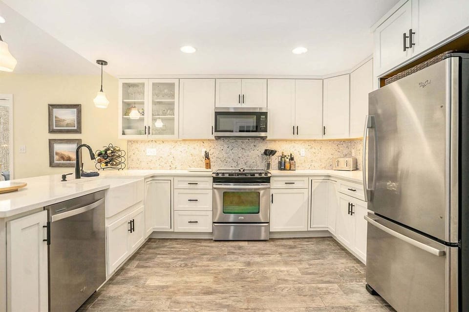 Kitchen is perfect for reheating leftovers or cooking a meal at home