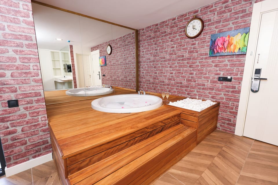 Junior Suite with Jacuzzi | Premium bedding, minibar, soundproofing, free cribs/infant beds
