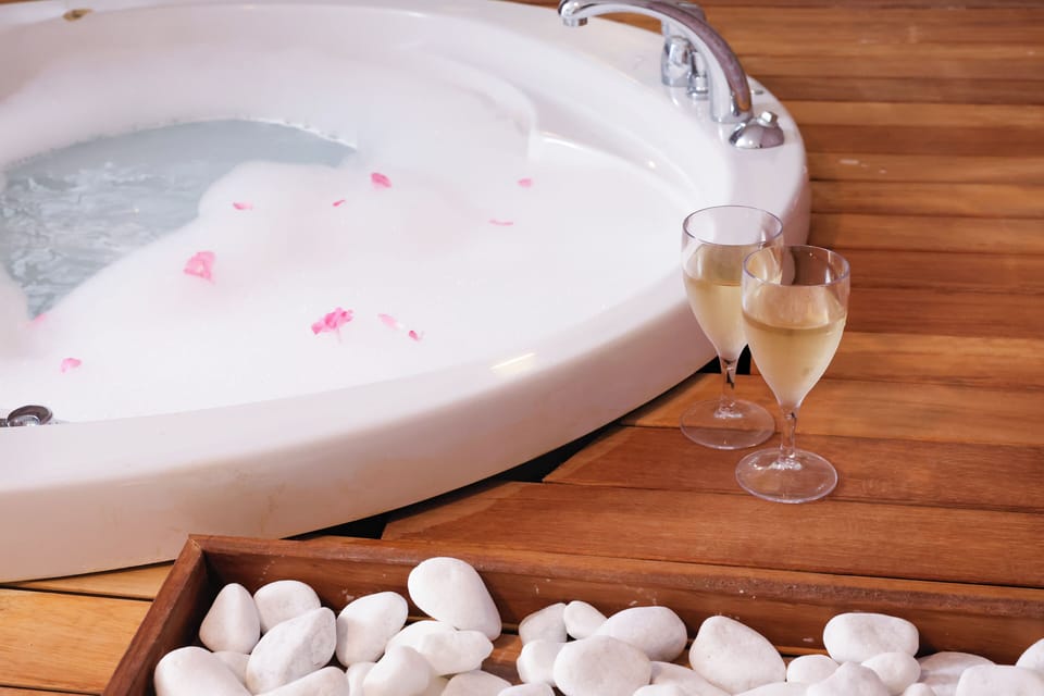 Junior Suite with Jacuzzi | Bathroom | Shower, slippers, towels