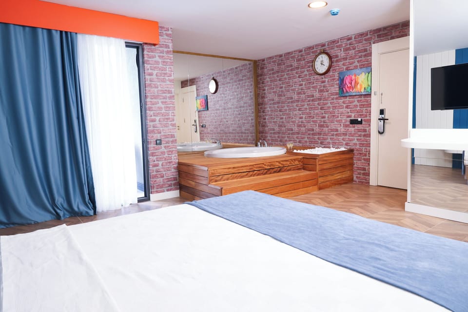 Junior Suite with Jacuzzi | Premium bedding, minibar, soundproofing, free cribs/infant beds