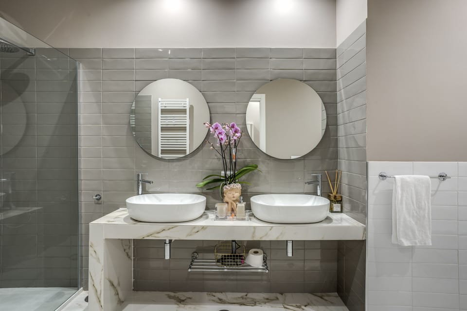 Deluxe Quadruple Room | Bathroom | Shower, rainfall showerhead, free toiletries, slippers