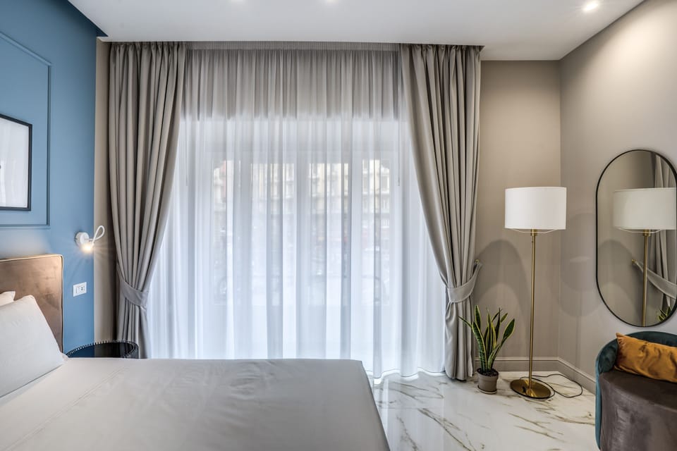 Traditional Room | Minibar, in-room safe, desk, blackout drapes