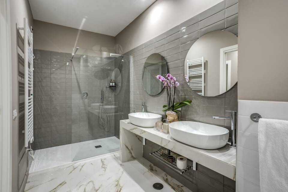Deluxe Quadruple Room | Bathroom | Shower, rainfall showerhead, free toiletries, slippers