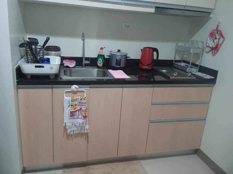 Full-size fridge, microwave, stovetop, dishwasher
