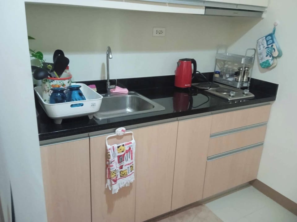 Executive Condo, 1 Queen Bed, Non Smoking, City View | Private kitchen | Full-size fridge, microwave, stovetop, dishwasher