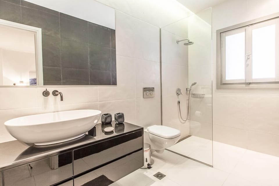 Shower, hydromassage showerhead, hair dryer, towels