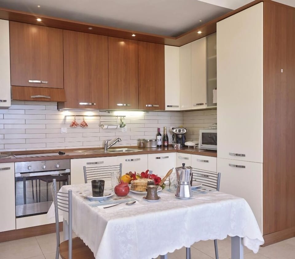 Deluxe Villa | Private kitchen | Full-size fridge, microwave, oven, dishwasher