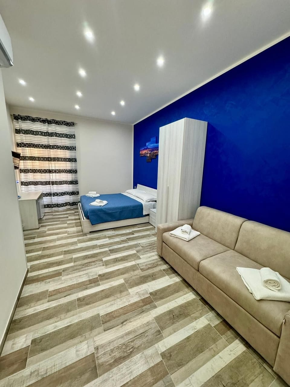 Deluxe Quadruple Room | In-room safe, desk, soundproofing, free WiFi