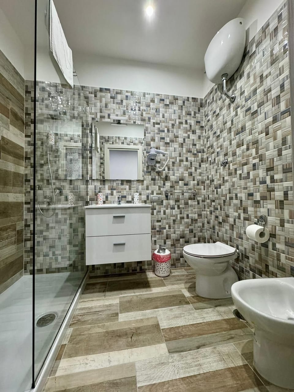 Deluxe Double Room | Bathroom | Shower, rainfall showerhead, free toiletries, hair dryer