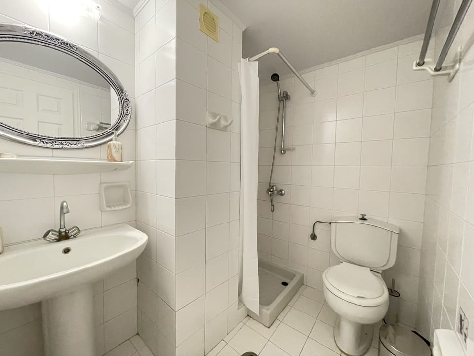 Deluxe Quadruple Room | Bathroom | Shower, hair dryer, towels