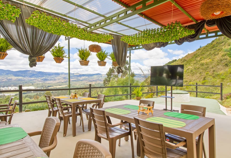 Classic Single Room, 1 King Bed, Balcony, Valley View | Living area