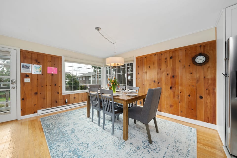 Dining table for 6 plus breakfast bar for 1