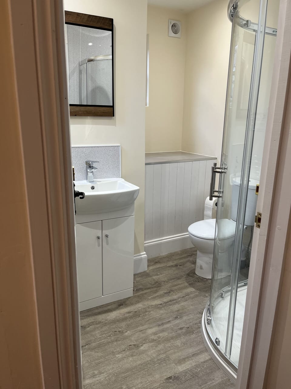 Standard Room, 1 Queen Bed, Non Smoking, Private Bathroom | Bathroom | Shower, hair dryer, towels