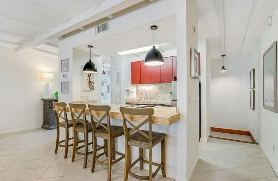 Kitchen /bar area
