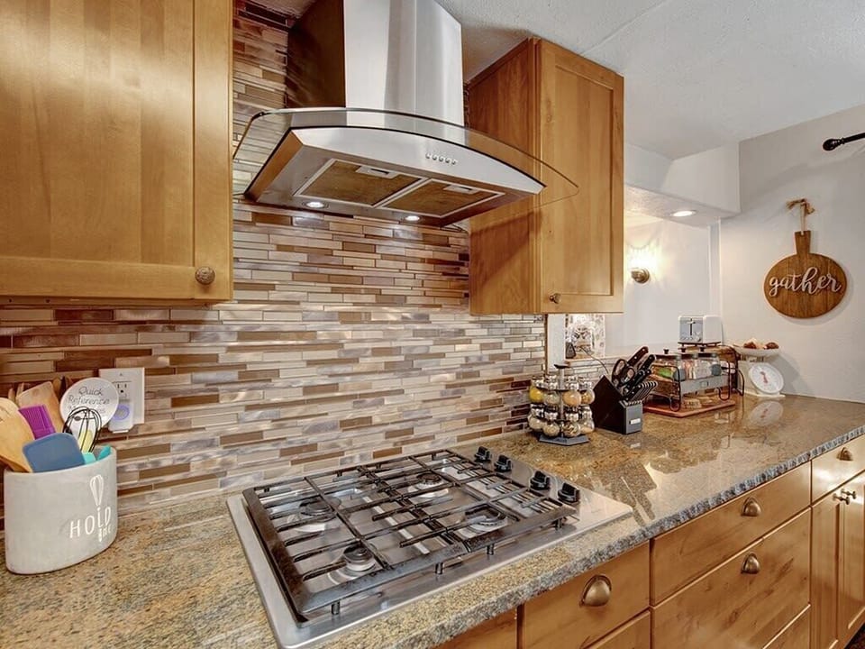 Fully Equipped Kitchen with Gas Range & Granite Counters