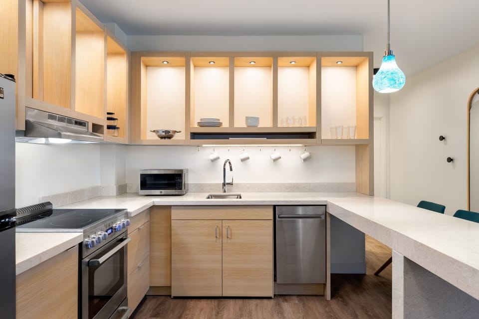 Full-size fridge, microwave, stovetop, dishwasher