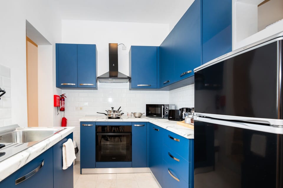 Exclusive Apartment | Private kitchen | Full-size fridge, microwave, oven, stovetop