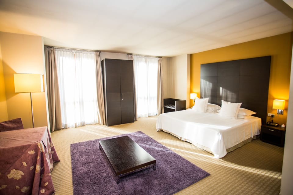Deluxe Room, 1 King Bed | In-room safe, desk, laptop workspace, soundproofing