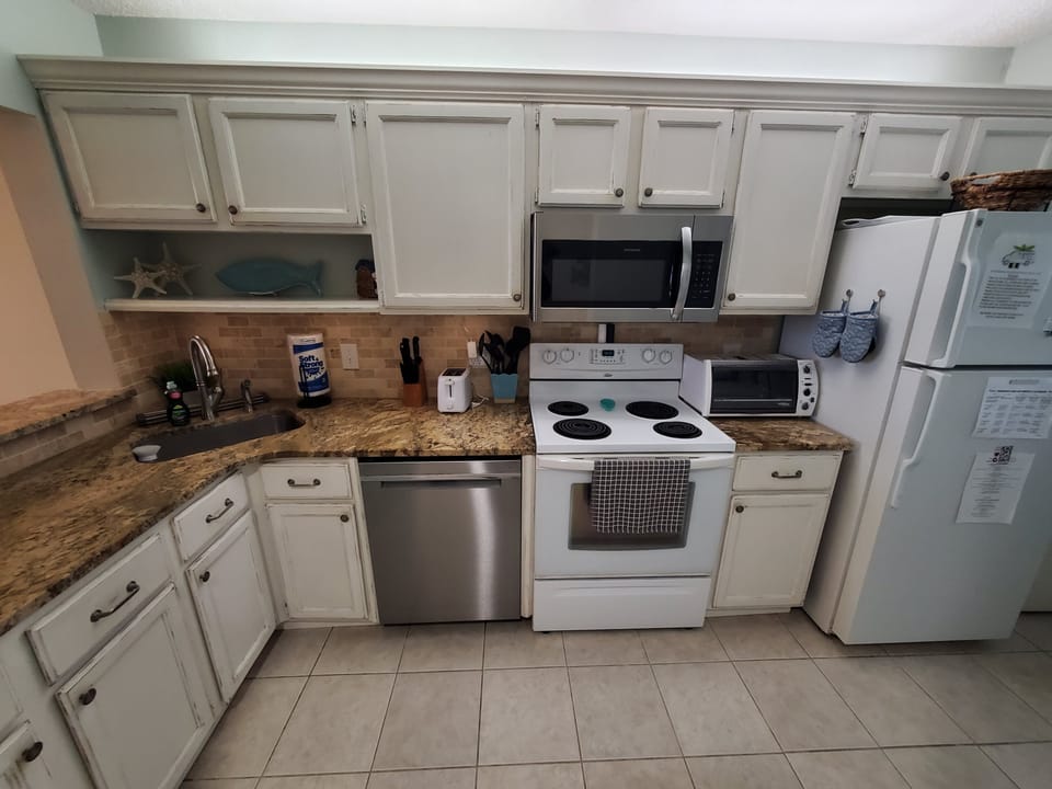 Condo, Multiple Beds, Balcony, Beach View (Summerhouse 433) | Private kitchen | Fridge, microwave, oven, stovetop
