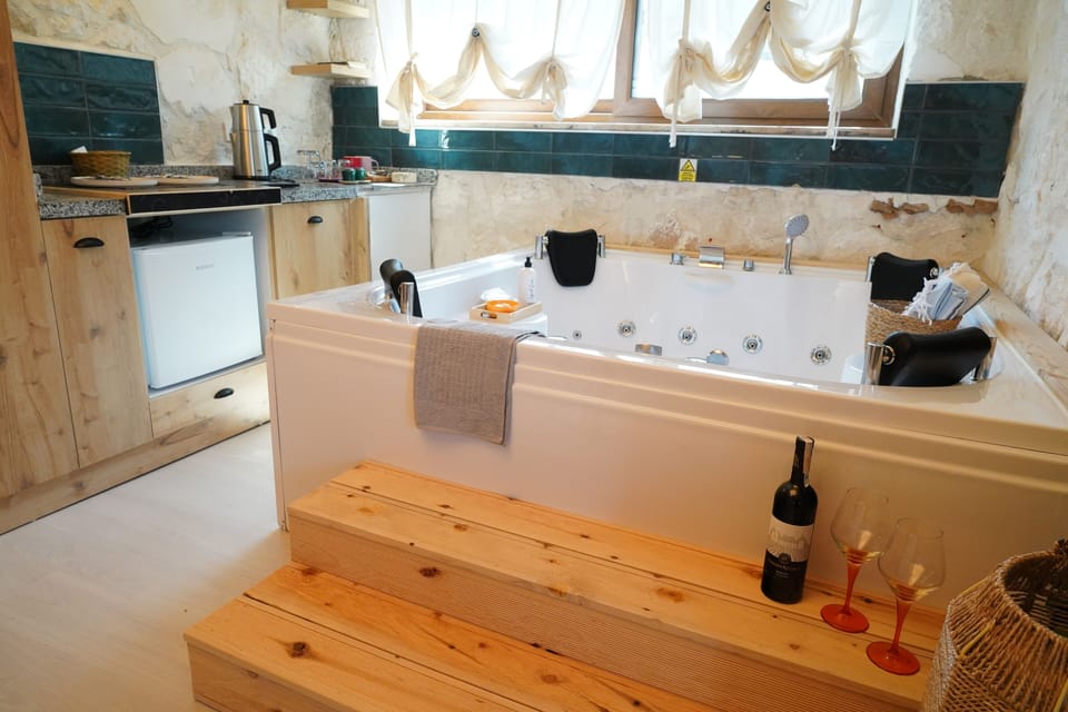 Comfort Room, 1 Queen Bed, Non Smoking, Pool View | Bathroom | Free toiletries, hair dryer, slippers, towels