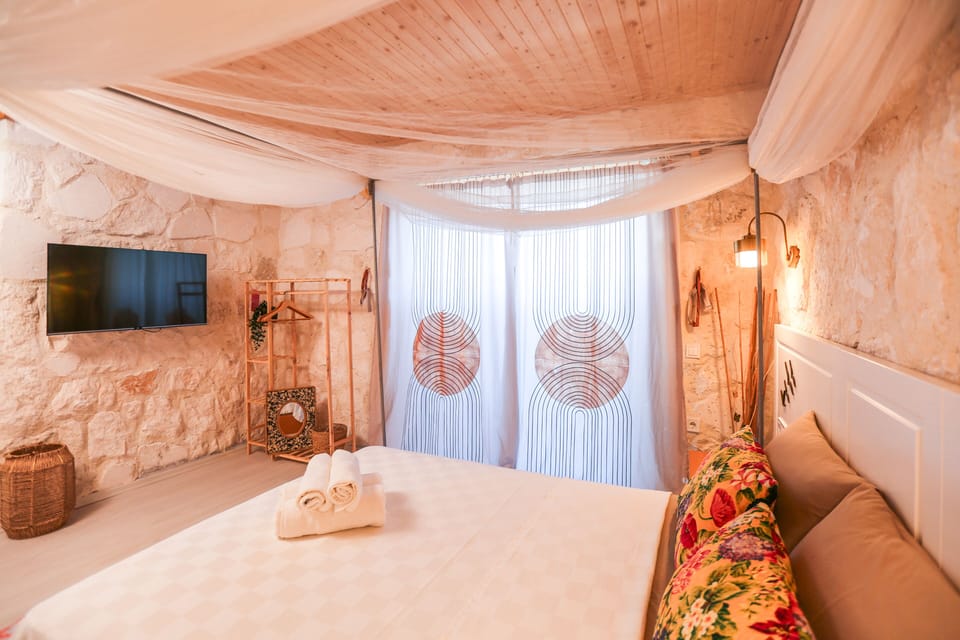 Premium bedding, individually decorated, individually furnished, desk