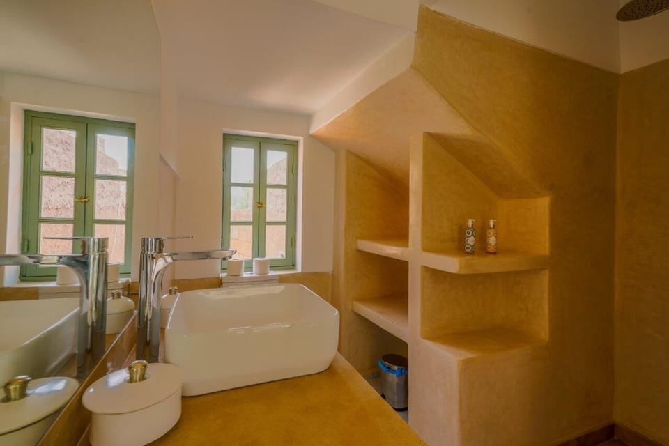 Suite, Ensuite | Bathroom | Shower, hair dryer, towels