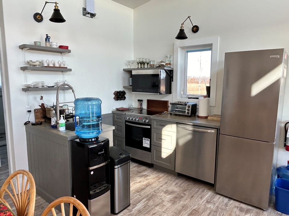 Full kitchen, stove, oven, micro, dish washer, fridge, hands-free sanitation,