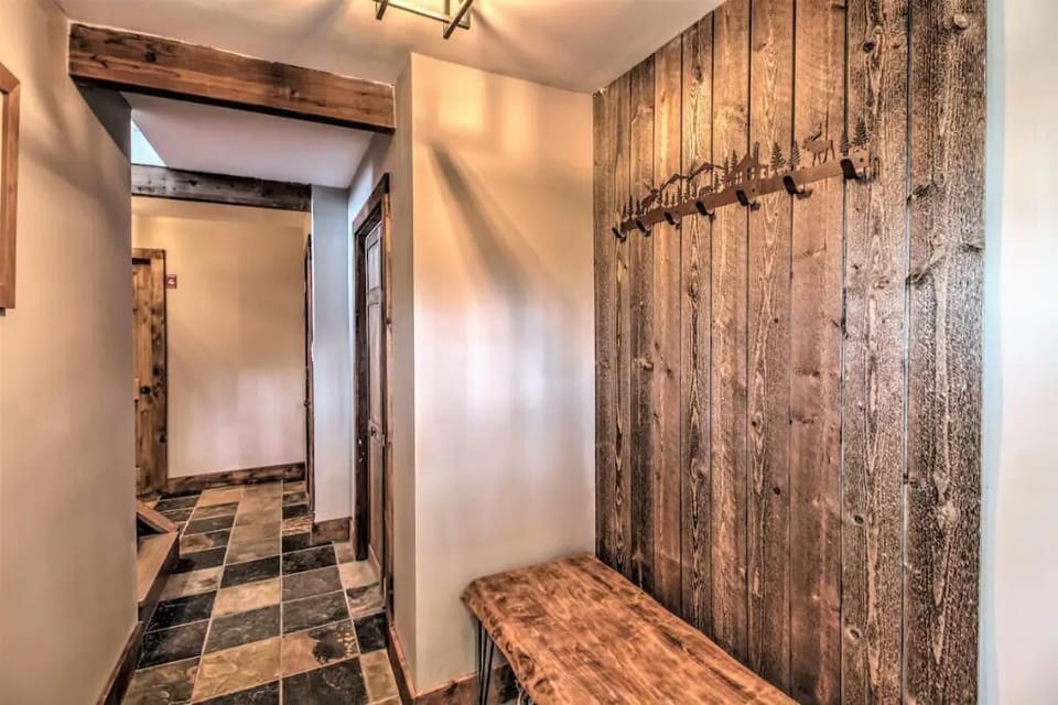 As soon as you walk in, natural elements awaits. 
