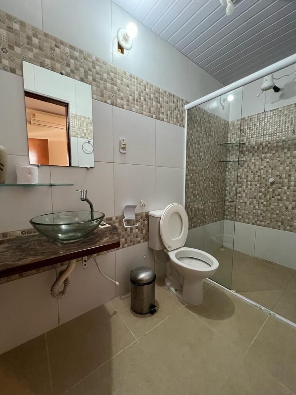 Double Room | Bathroom | Free toiletries, hair dryer