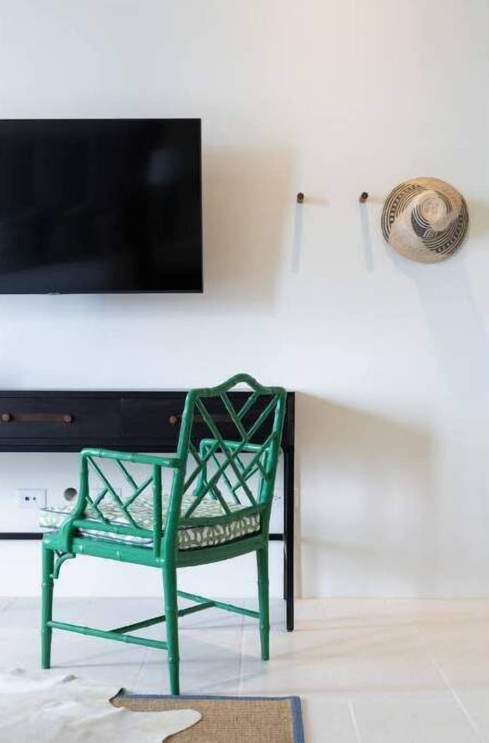 Master bedroom-Smart TV and desk