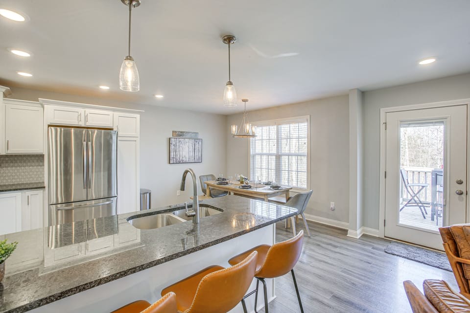 Kitchen | Trash Bags/Paper Towels | Dishware/Flatware Provided