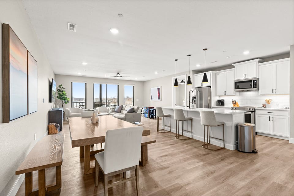 Dining area & kitchen